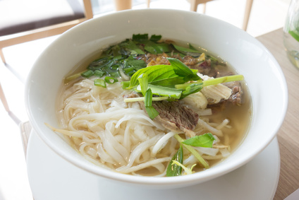 Vietnamesische Reisbandnudelsuppe mit Rau Ram