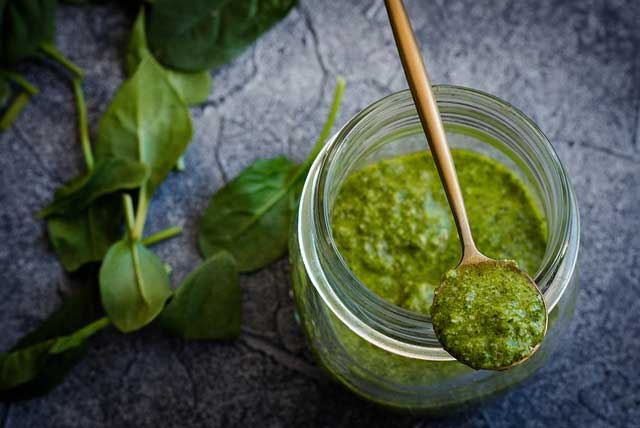 Schmackhaftes Kräuterpesto zum selber machen